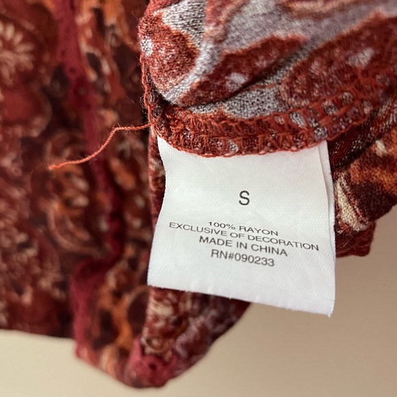 Women’s Kendall + Kylie Red Paisley Button Down Long Sleeve Blouse Size Small - Picture 5 of 5